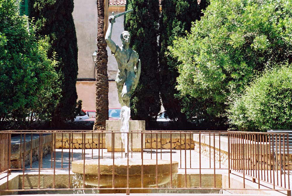 Denkmal und Brunnen am Torre de Can Desbrull